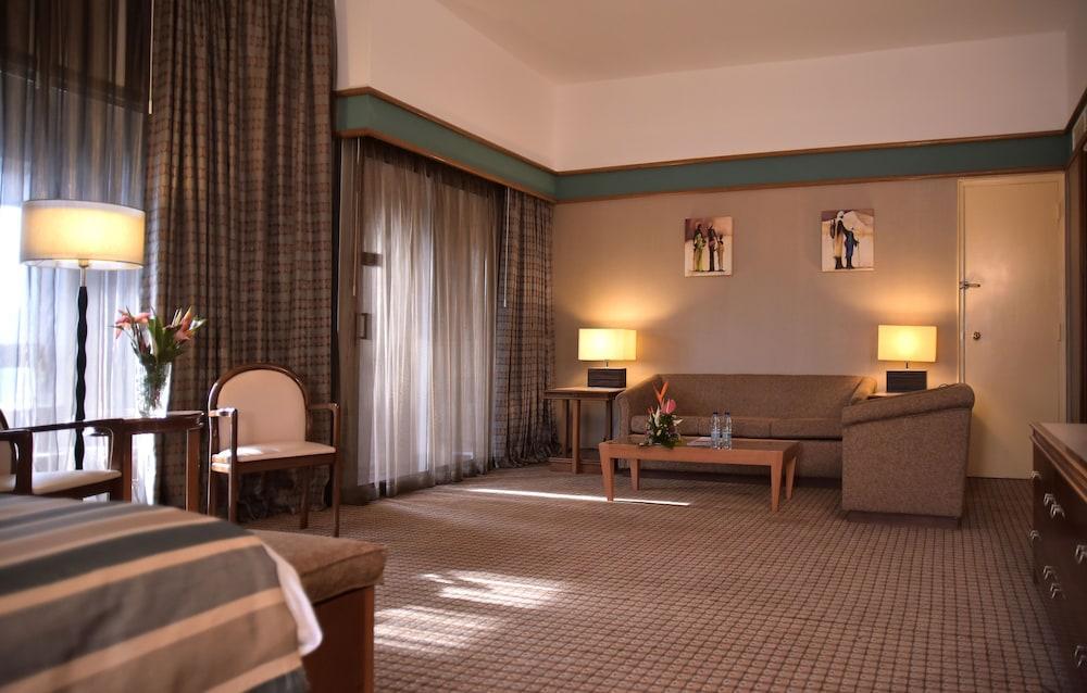 ฮิลตัน ยาอุนเด Hotel ภายนอก รูปภาพ